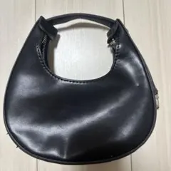 黒の合成皮革ハンドバッグ