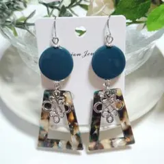 ピアス　(大きめ)　アクリルコイン型ビーズ&柄パネルフレームチャーム