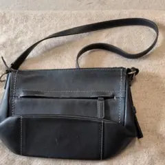 黒の合成皮革ショルダーバッグ