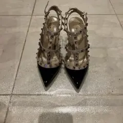 バレンティノ　ロックスタッズエナメルパンプス