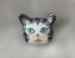 手作り七宝焼　ネコのブローチ　シルバーグレー系　銀張有線七宝　銀七宝　ねこ　猫顔