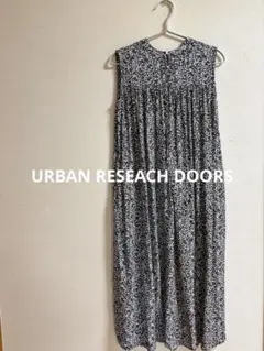 URBAN RESEACH DOORS フラワープリント ノースリーブワンピース