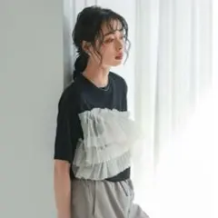 Riche glamour ティアードフリル 半袖Tシャツ 黒×アイボリーのサムネイル