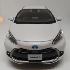 トヨタ AQUA プラチナホワイトパールマイカ　 ミニカー　1/30