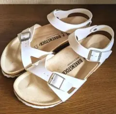 BIRKENSTOCK 白のストラップサンダル ビルケン・シュトックのサムネイル
