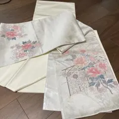古布　古い物です。花刺繍　白　シルバー　帯　リメイクなどに
