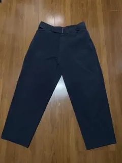 COMOLI 製品染ベルテッドパンツ