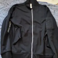 黒いジップアップジャンパー