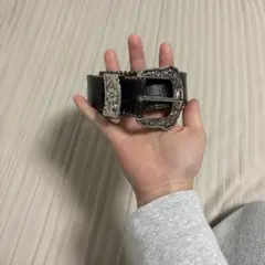 装飾バックル付き黒レザーベルト