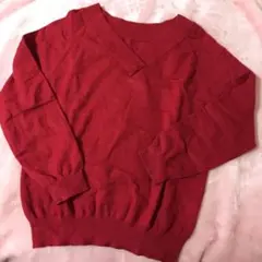 赤Vネックニット