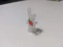 ガラス細工　ニンジンを持ったウサギ　小樽ガラス