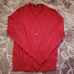 赤いニットカーディガン