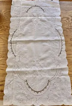 上品なホワイト刺繍／クラシカルな雰囲気が魅力