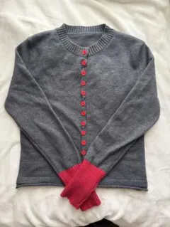 ア*ン様 グレーと赤のボタン付きカーディガン