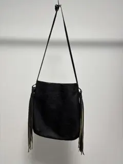 フリンジ付きブラックショルダーバッグ
