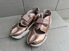 NIKEナイキ アクアリフト ピンクゴールド メタリック 23cm
