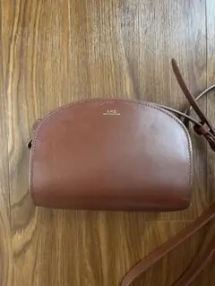 アーペーセー ハーフムーン ショルダーバッグ