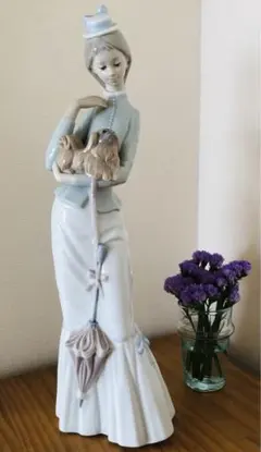 リヤドロ　仔犬を抱く貴婦人　フィギュリン　廃盤モデル リヤドロのフィギュリン『犬を抱く貴婦人』 | 東京世田谷の買取