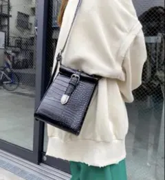 WHO'S WHO gallery ロールバックルショルダー　ブラックのサムネイル