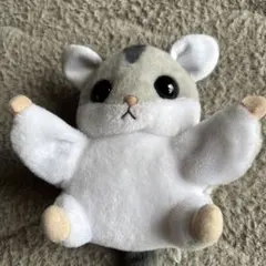 グレーとホワイトのももんがぬいぐるみ
