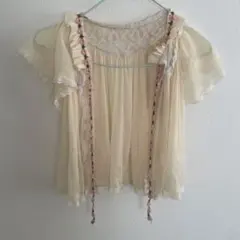 フリル付きクリーム色カーディガン