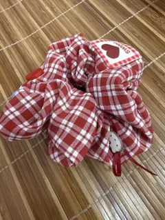 赤と白のチェック柄シュシュ