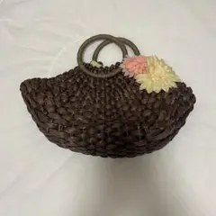 ブラウン かごバッグ 花のコサージュ付き