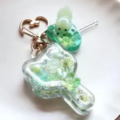 猫と四つ葉のクローバーロリポップレジンキーホルダー　チャーム　シャカシャカ