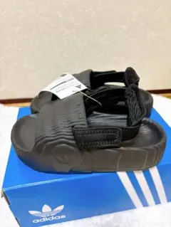 adidas ストラップ付きサンダル 2色展開
