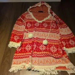 フード付き赤ニットセーター