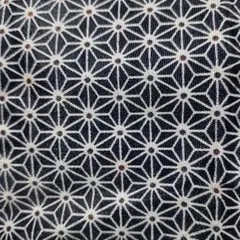 幾何学模様の花柄生地　六菱2cm×2cm. ポリエステル