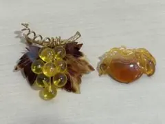 葡萄　柿のブローチ　2点