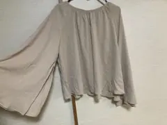 袖スリット 綺麗め ブラウス フレアスリーブ ベージュ 薄手 louere