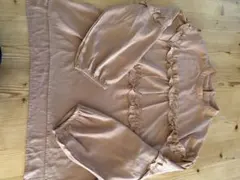 ベージュのポリエステル長袖ブラウスのサムネイル
