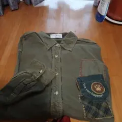 オリーブ色 長袖綿シャツ ポケット付き
