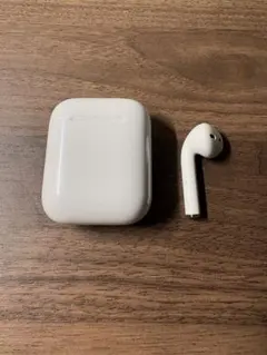 Apple AirPods第2世代　ケースと左耳　ホワイト