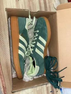 adidas グリーンスニーカー
