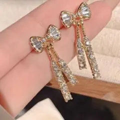 リボンデザイン キュービックジルコニア 揺れるピアス ゴールド