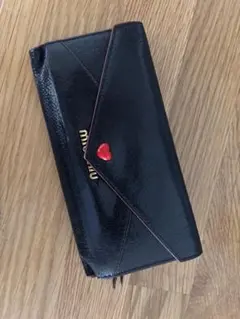 miu miu 長財布 ブラック レッド ハートモチーフのサムネイル