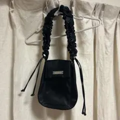 un/neu ギャザーハンドルサテンフラップバッグ