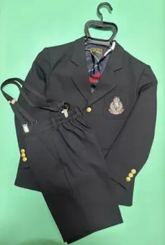 男児120 黒のスーツ・ブレザー（刺繍エンブレム付き）