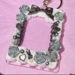 【トレカ・チェキキーホルダー】55モノクロキラキラホイップ　レジンデコ硬質ケース