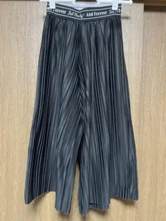 黒 パンツ