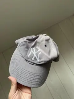 グレー NYロゴ刺繍 ベースボールキャップ