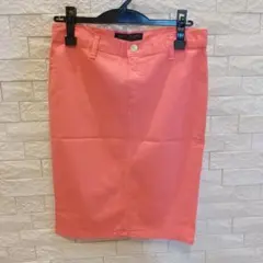 底値です！蛍光ピンクのタイトスカートです。