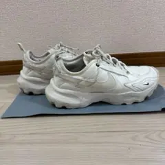 NIKE TC 7900（DD9682-100）24.5cm ナイキ　スニーカーのサムネイル