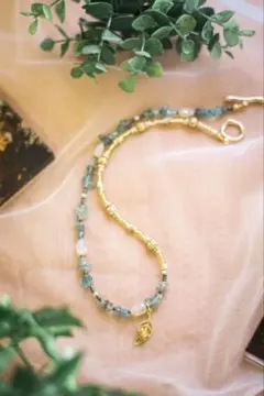 天然石ビーズネックレス　かえるの乗ったリーフチャーム　青緑　天然石