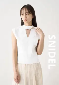 美品SNIDEL Sustainableチョーカーディティールニットプルオーバー