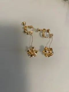 スリーコインズ　フラワーイヤリング