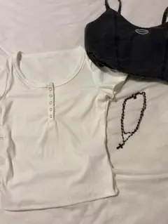 ホワイトTシャツとブラッククロップドトップのセット